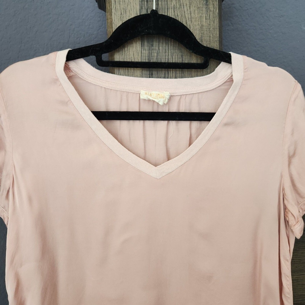 Nation Ltd June Satin V-Neck Pink T-Shirt Top Women's Small Silky Short Sleeves - Picture 2 of 10